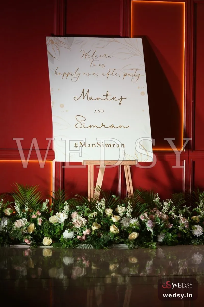 Blossom Easel — white modern nameboard for reception, Wedsy NA127