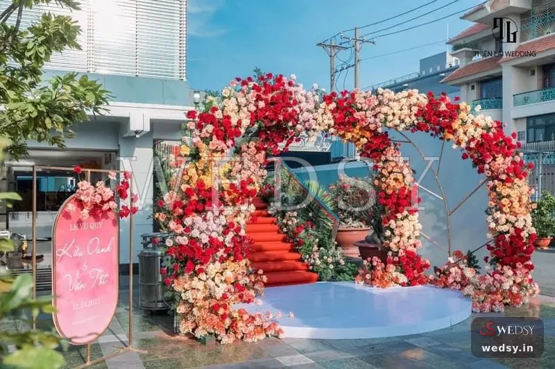 Ivory Spiral — red modern entrance for wedding & engagement, Wedsy E044