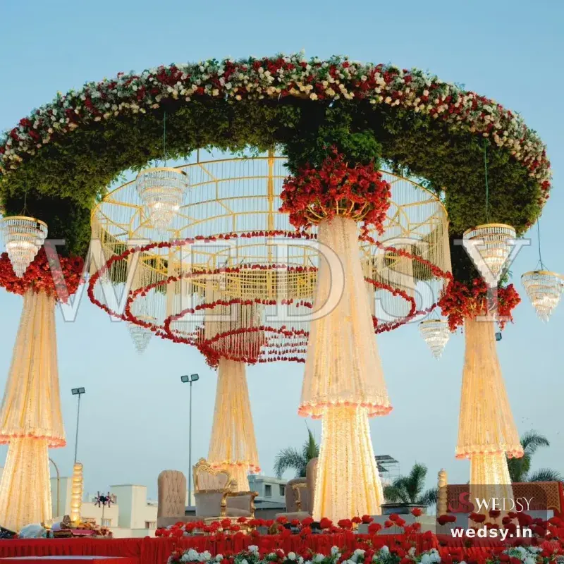 Sunset Chandelier — red modern mandap for muhurtham, Wedsy MA157