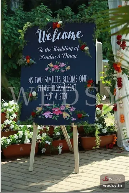 Vows Archway — black modern nameboard for engagement & wedding, Wedsy NA006