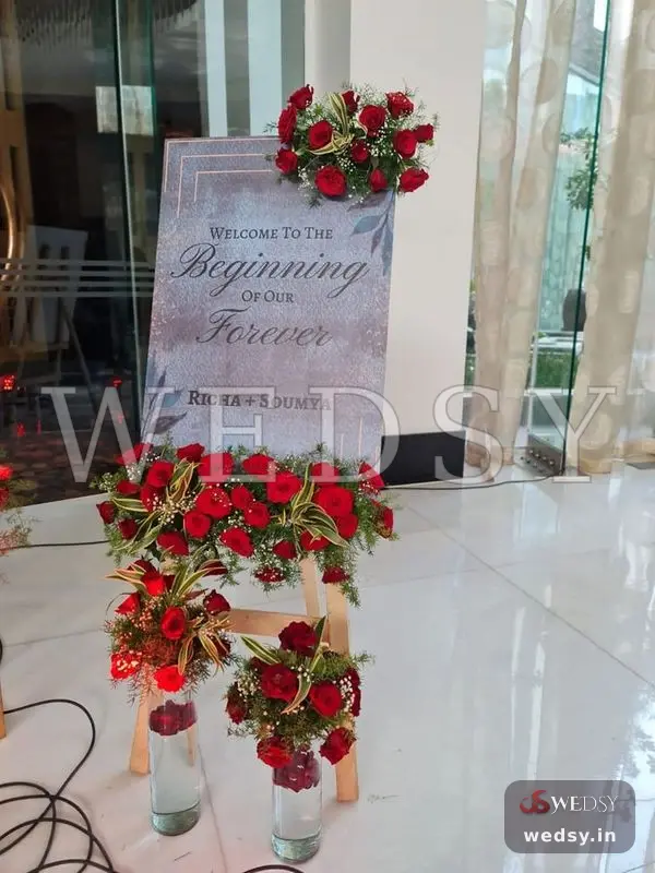 Knot Kiosk — white modern nameboard for wedding & engagement, Wedsy NA030