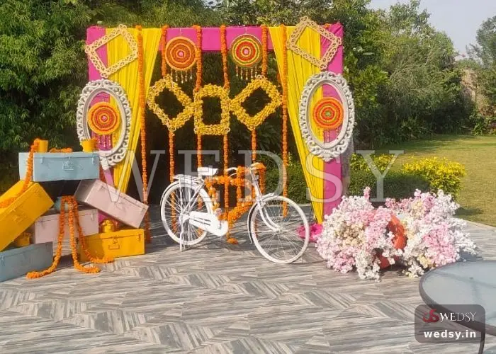 Azure Aesthetic Snap — yellow modern photobooth for haldi & muhurtham, Wedsy PH025