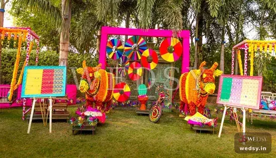 Guestbook Gazebo — yellow modern photobooth for haldi & mehendi, Wedsy PH054