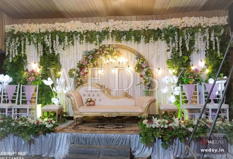 Enigmatic Opulence — white modern stage for reception & engagement, Wedsy ST092